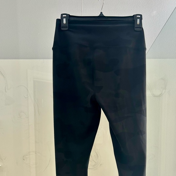 🔥Like New! ALO High Waisted “Camo print” Yoga Legging Size M - Picture 2 of 5